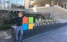 La informática navarra posa en el exterior del laboratorio central de Microsoft en Redmond, en Seattle