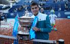 El tenista español Carlos Alcaraz posa con el trofeo que le acredita vencedor del Barcelona Open Banc Sabadell-Trofeo Conde de Godó