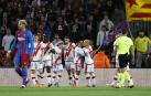 Los jugadores del Rayo celebran el tanto de Álvaro ante el abatimiento de Araujo