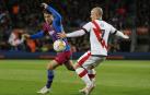 Gavi e Isi Palazon pugnan por el balón durante el encuentro