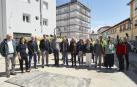 Representantes municipales y vecinos posan junto a las viviendas que serán rehabilitadas en la Txantrea