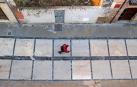 Una persona camina por el Casco Viejo de Estella