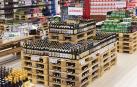 Pasillo central del hipermercado con una selección de cervezas