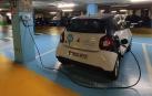Un coche eléctrico en una estación de carga