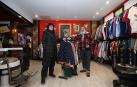 Begoña Cobos Lander y Giuseppe Hueso Rivas en su establecimiento de ropa vintage abierto en la calle San Agustín