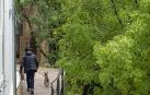Una persona pasea a su perro por el paseo fluvial del Ega en el barrio de San Miguel