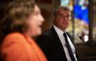 El presidente del FC Barcelona, Joan Laporta, observa a la alcaldesa de Barcelona, Ada Colau, durante la presentación de las novedades sobre la transformación del Espai Barça