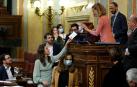 La ministra de Igualdad, Irene Montero (2i), entrega su voto para los integrantes de la comisión de secretos oficiales a la presidenta del Congreso, Meritxell Batet