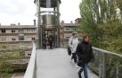 Estas infraestructuras repartidas por los diferentes barrios de la capital ayudan a salvar alturas entre calles, en la imagen en Monasterio de Irache, y, además, son ampliamente utilizadas por los ciudadanos