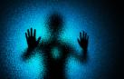 Joven tras un cristal