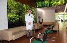 El Dr. Ángel Hidalgo, en la sala de espera de su consulta de Pamplona