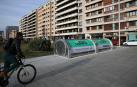 Un ciclista circula junto a uno de los aparcamientos videovigilados