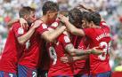 El delantero del Osasuna Ante Budimir celebra su gol de penalti nte el Elche , durante el encuentro Elche-Osasuna de Primera División de fútbol celebrado en el estadio Martinez Valero de Elche este domingo