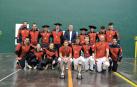 El presidente de la Federación Navarra, Javier Conde, con los trofeos como ganadores del GRABNI