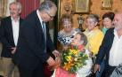El alcalde, Enrique Maya, durante la recepción en el Ayuntamiento de Pamplona a la centenaria Catalina Saldías Aristráin