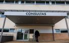 Un paciente accede al edificio de consultas del hospital García Orcoyen