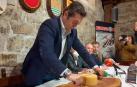 Alberto Díez de Ulzurrun Goñi parte el primer queso Idiazabal de la temporada