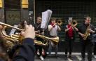 Numeroso público arropó a Eguzki Txaranga y Jarauta69 en su transitar por las calles del centro de Pamplona