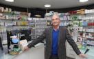 Javier Sanjuán Borda, ya al otro lado del mostrador, en la farmacia donde ha trabajado 52 años.
