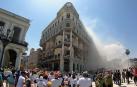 Habitantes y cuerpos de emergencia acuden a la zona tras la explosión en el Hotel Saratoga de La Habana