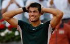 El tenista Carlos Alcaraz celebra la victoria ante el serbio Novak Djokovic, tras el partido de semifinal del Mutua Madrid Open