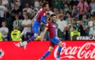Jordi Alba celebra el gol de la victoria del Barcelona ante el Betis