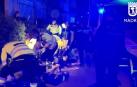 Los servicios de Emergencia dispensan los primeros auxilios al joven