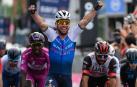Mark Cavendish (Quick Step) logra al sprint la victoria en la tercera etapa del Giro de Italia
