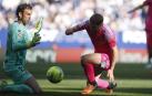 Darko Brasanac se estira a por el balón ante la presencia de Diego López