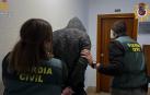 Momento de la detención de un varón de 41 años acusado de un delito de acoso a menores de edad en Lardero y localidades cercanas