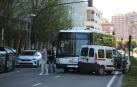 La villavesa impctó contra la furgoneta cuando el automóvil maniobró para esquivar a otro vehículo