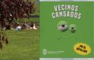 Un grupo de jóvenes descansa en la hierba de la Vuelta del Castillo a unos metros de la botella gigante para prevenir botellones