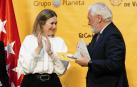 La consejera de Cultura, Turismo y Deporte de la Comunidad de Madrid, Marta Rivera de la Cruz, entrega el galardón a Darío Villanueva