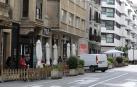 A raíz de la pandemia, el Ayuntamiento eliminó plazas de aparcamiento de la calle Amaya para ganar espacio al peatón. Actualmente hay tres terrazas ocupando parte de la calzada, con vallas de madera. El área de Seguridad Ciudadana ha planteado a estos hosteleros que mejoren el aspecto del espacio, con elementos más acordes a la ordenanza