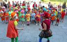 Los escolares de tercero de infantil del colegio Sagrado Corazón y los payasos de‘Sembrando Ilusiones’ saludan a los niños ingresados en el hospital