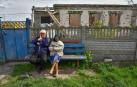 Dos personas descansan en un banco en el pueblo de Zahaltsi cerca de Kiev