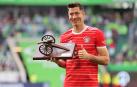 Robert Lewandowski posa con el trofeo de máximo goleador de la Bundesliga