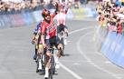 El belga Thomas De Gendt, del Lotto Soul, celebra el triunfo tras entrar primero en la meta de Nápoles