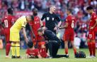 Los médicos atienden a Salah tras lesionarse en la final de la FA Cup entre Liverpool y Chelsea