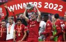 El capitán del Liverpool, Jordan Henderson alza el trofeo tras vencer en la final de la FA Cup