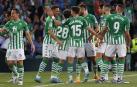 Los jugadores del Betis celebran uno de los tantos de Juanmi contra el Granada