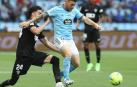 El jugador del Celta de Vigo Brais Méndez (i) , pugna por un balón con el jugador del Elche Josan (c), durante el encuentro correspondiente a la jornada 37 de primera división disputado este domingo en el estadio Balaidos de Vigo