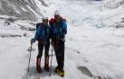 Uxue Murolas e Ignacio Barrio, posando ayerdurante el descenso al Campo Base tras su ascenso de este pasado sábado al Lhotse (8.512m)