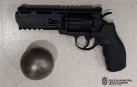Arma de aire comprimido y bola metálica maciza