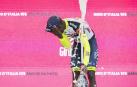 El eritreo Biniam Girmay se duele tras recibir el impacto del corcho del champán en el podio
