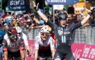 Alberto Dainese logra vence al esprint en este Giro en un emocionante esprint en el que arrebató la victoria al colombiano Fernando Gaviria