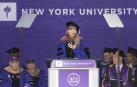 La cantante Taylor Swift se dirige a los estudiantes en la ceremonia de graduación de la Universidad de Nueva York