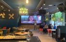 El Music & Bar Hutaoli, con su pantalla gigante y escenario, en la avenida Pío XII