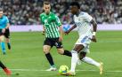 Vinicius Junior juega un balón ante Sergio Canales, del Betis en el Bernabéu