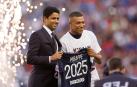 Mbappe junto a Nasser Al-Khelaifi mostrando la camiseta con su renovación hasta 2025 con el PSG